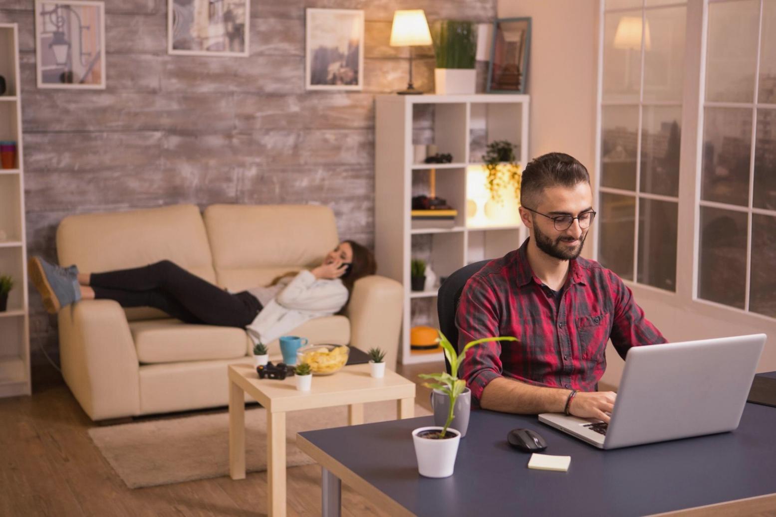 Teilnehmer beim gemeinsamen Lernen im Finanzprogramm